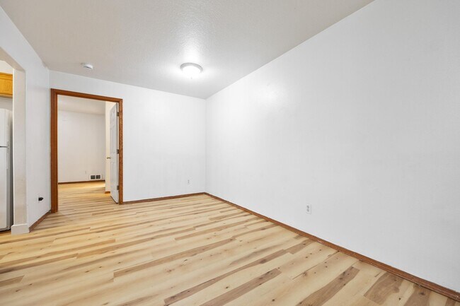 Building Photo - 1 Bed / 1 Bath Apartment – Updated Flooring – Convenient NE Portland Location