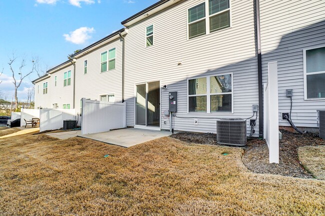 Building Photo - Move-in Ready Modern Townhome!!