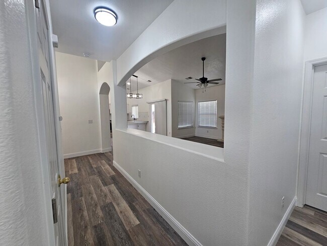 Building Photo - 4 Bedroom 2 Bath