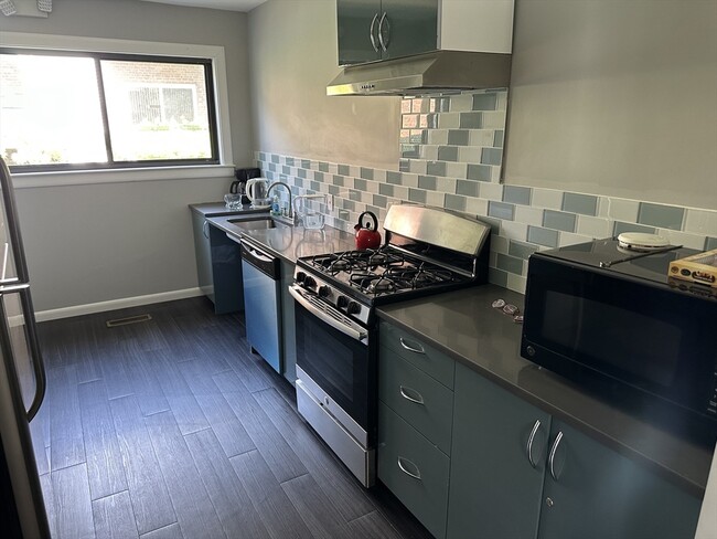 Building Photo - 44 Broadlawn Park