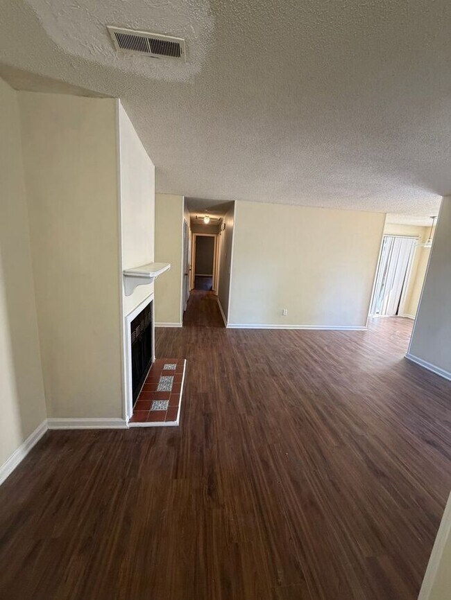 Building Photo - 2 Bedroom Available Today!