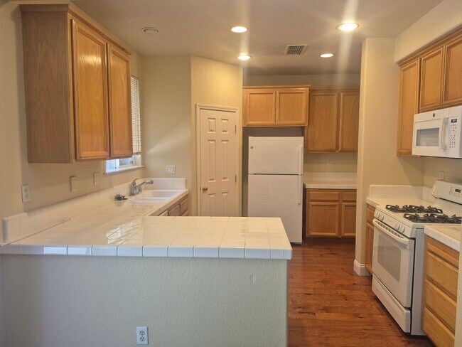 Building Photo - 5343 Dunlay Dr