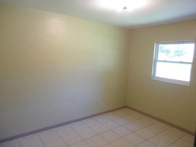 Building Photo - Nice 4 bedroom/2 Bathroom home