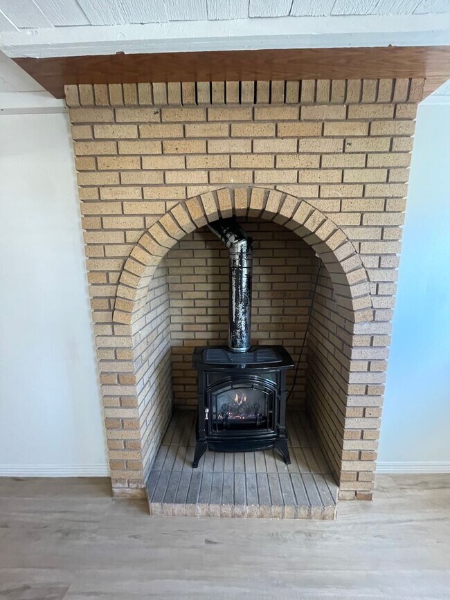 Building Photo - Beautiful Remodeled Home with nice yard.