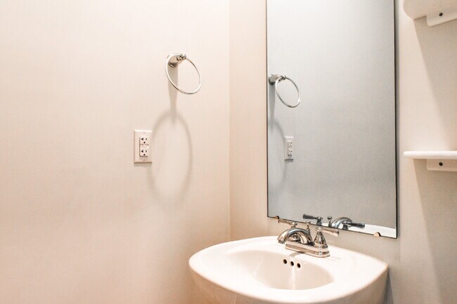 Building Photo - Coastal Living at its finest