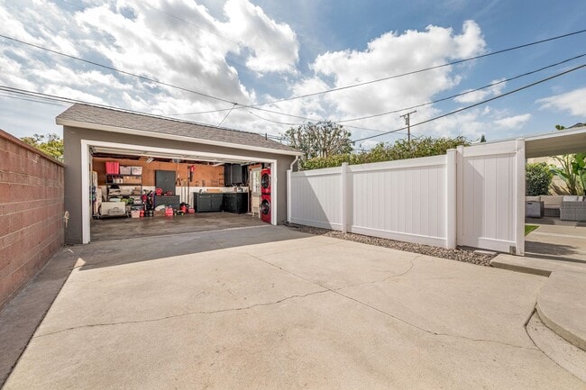 Building Photo - South of Conant 3 Bedroom, 1 Bath Home on over 5000 Square Feet, an entertainers dream!