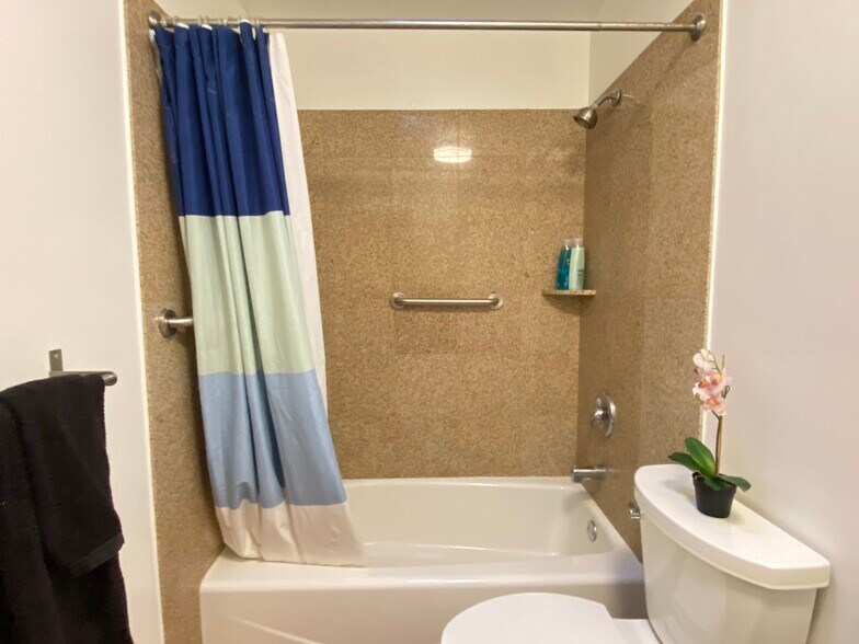 Building Photo - 7672 Amazon Dr