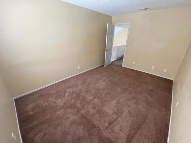 Building Photo - 3 bed, 2.5 bath, 3 car garage home in Nort...