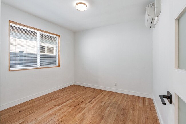 Building Photo - Move-in ready Magnolia Park gem — modern f...