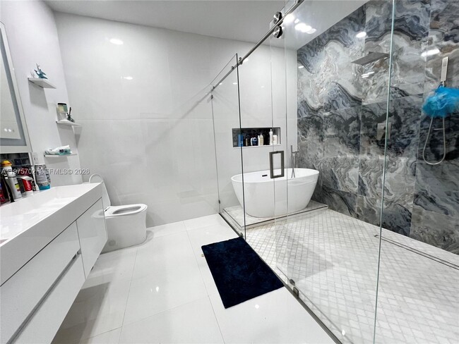 Building Photo - 748 NE 34th Ave