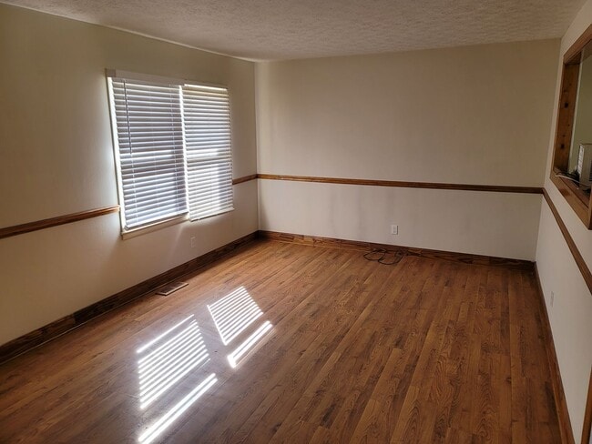 Building Photo - Large 4 bedroom 2 bath home in a great nei...