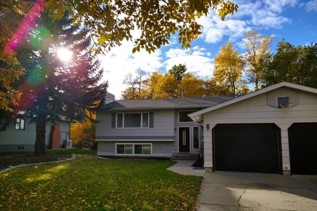 Building Photo - Stylish & Turnkey Furnished 2-BR Daylight Basement Apartment – Utilities + Wi-Fi Included