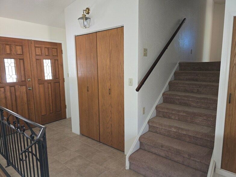 Building Photo - 330 Fairway Oaks Dr