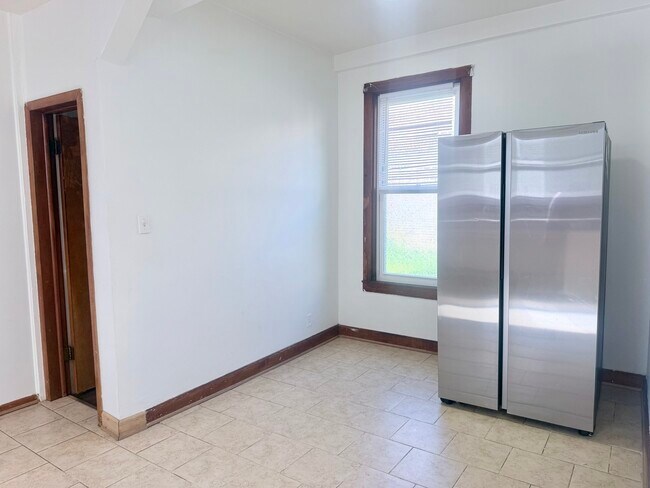 Building Photo - 1633 W 38th St