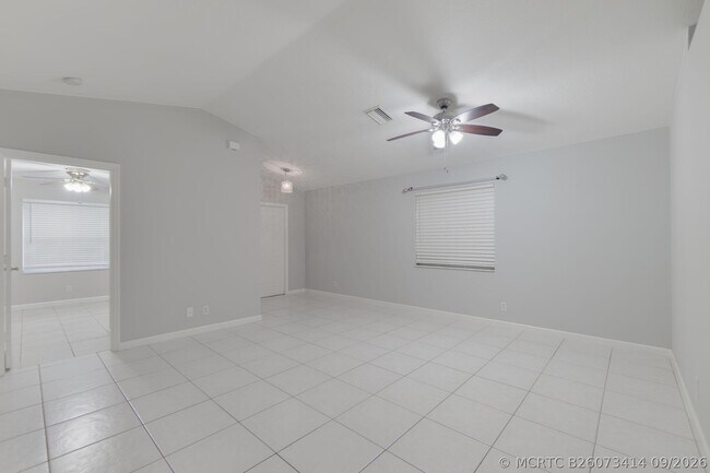 Building Photo - 622 Lytle St