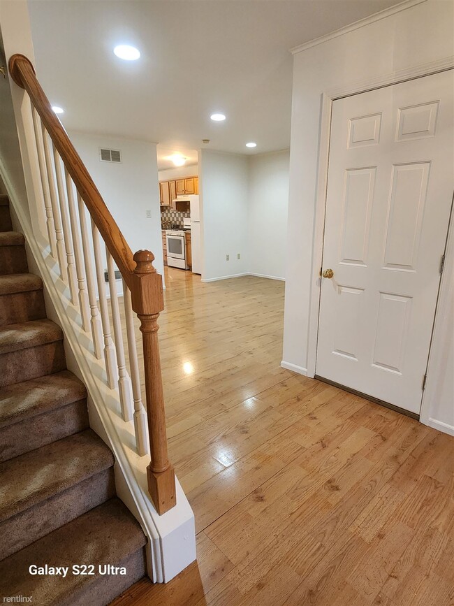 Building Photo - 3 br, 2.5 bath Townhome - 1585 Pinewind Drive