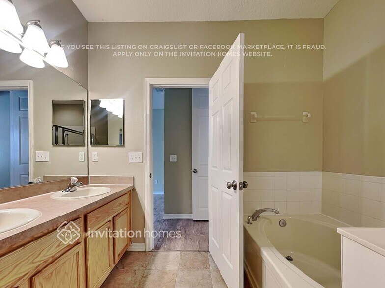 Building Photo - 11250 Creek Haven Dr