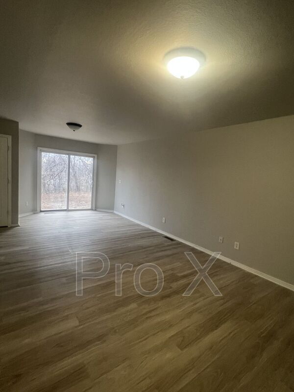 Building Photo - *OR 2216 E 8th St 1-4