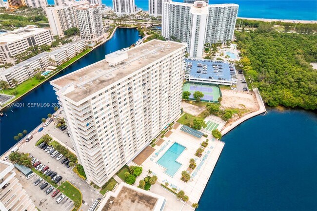 Building Photo - 300 Bayview Dr