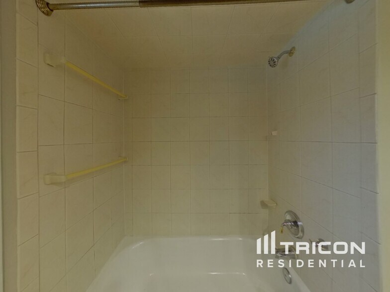 Building Photo - 2666 Luce Dr W