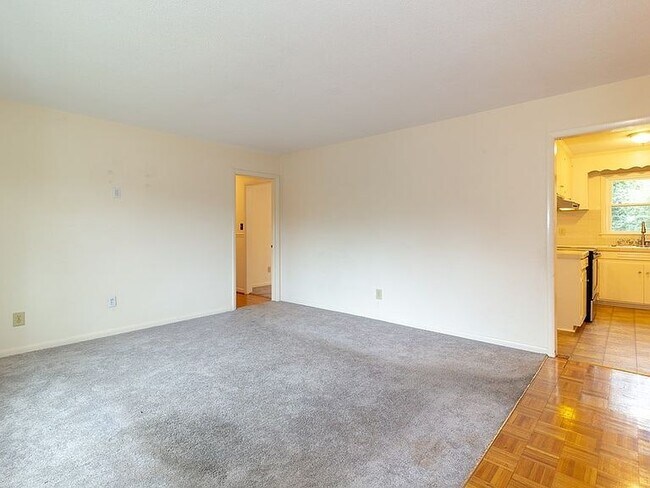 Building Photo - 408 Pineview Dr
