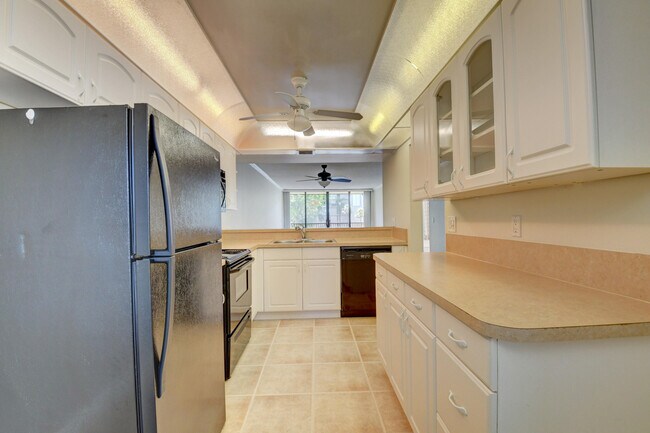 Building Photo - 16 Royal Palm Way