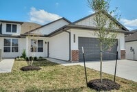 Building Photo - Impeccably Maintained Townhome in Vintage ...