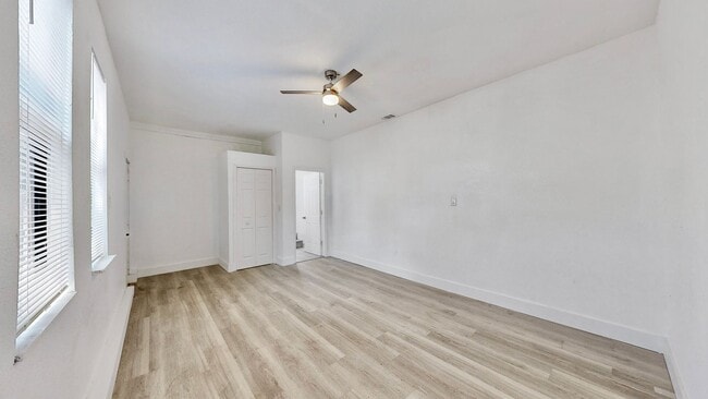 Building Photo - 4 Bedroom / 2 Bath House