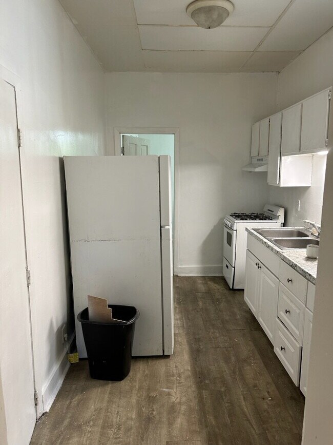 Building Photo - "Charming 1-Bedroom Haven in Duluth's Heart – Ideal Urban Oasis!"