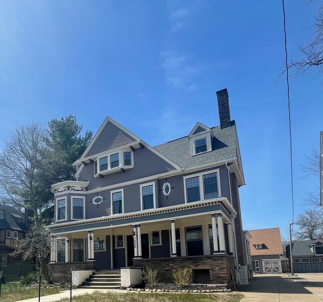 Primary Photo - Beautiful Victorian One Bedroom Suites