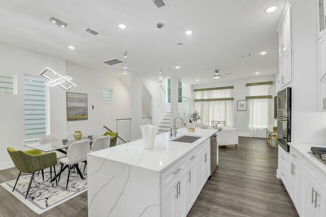 Building Photo - 6719 St Augustine St