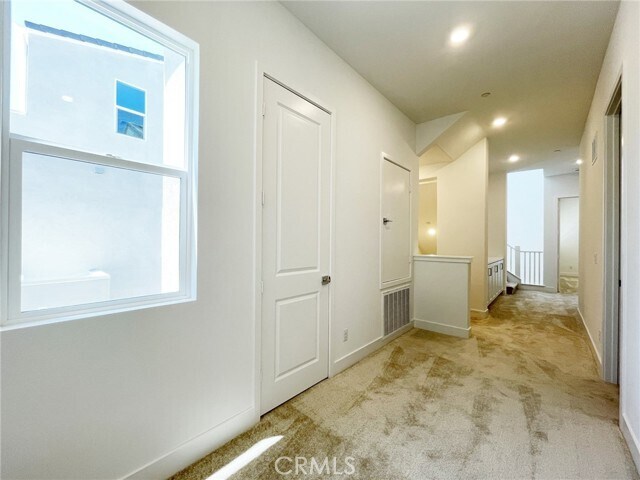 Building Photo - 105 Sawbuck