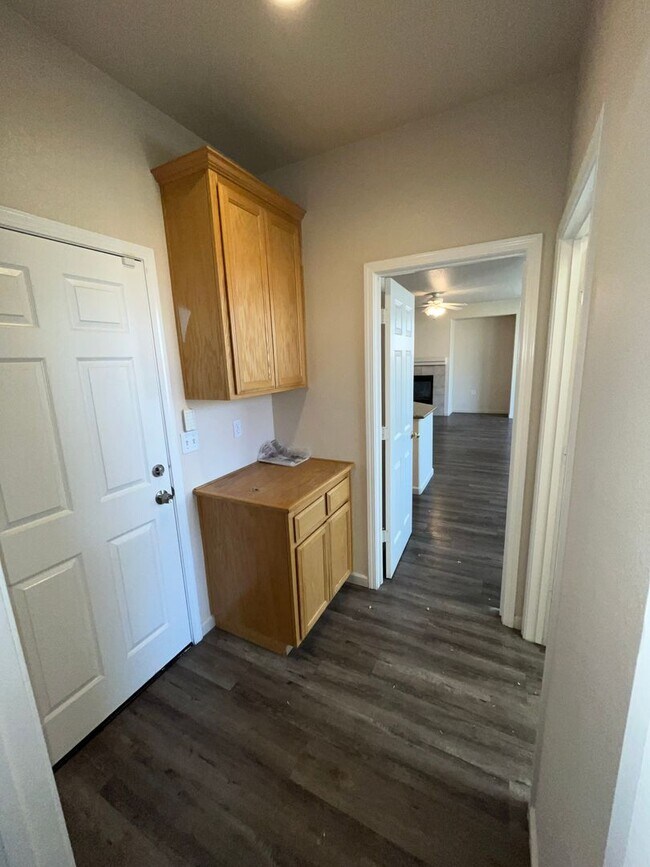Building Photo - 5 Bed | 3.5 Bath | 2368 SF | 2 Car garage | Two Story | Tenant pays $175 for WS&G