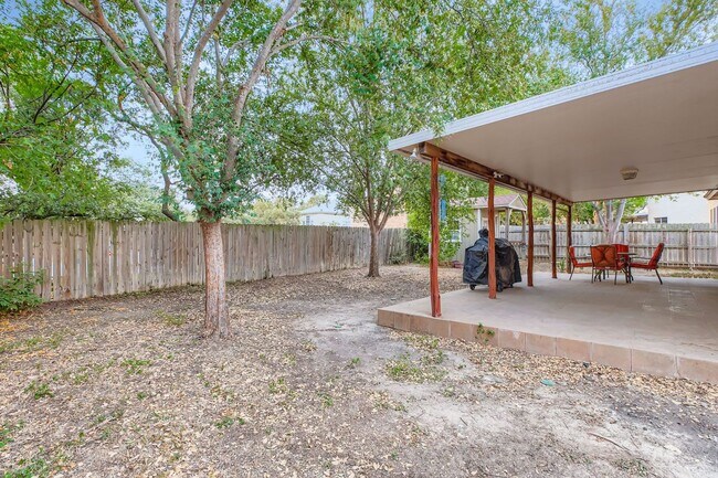Building Photo - Stunning 3 bedroom home with Easy access t...