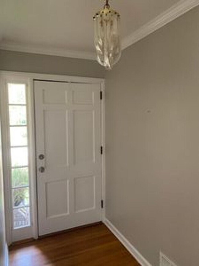 Building Photo - 2323 Tanglewood Cir NE