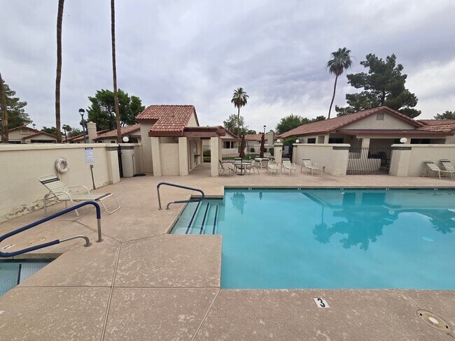 Building Photo - 1120 N Val Vista Dr