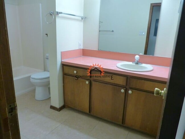 Building Photo - Spacious 2 bedrooms 1 bathroom Apartment.