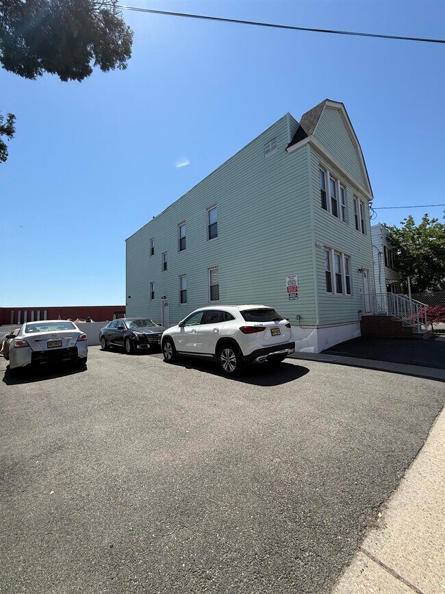 Building Photo - 726 Garfield Ave