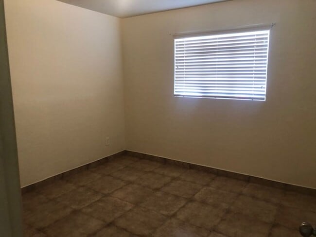 Building Photo - Mid town newly updated home!