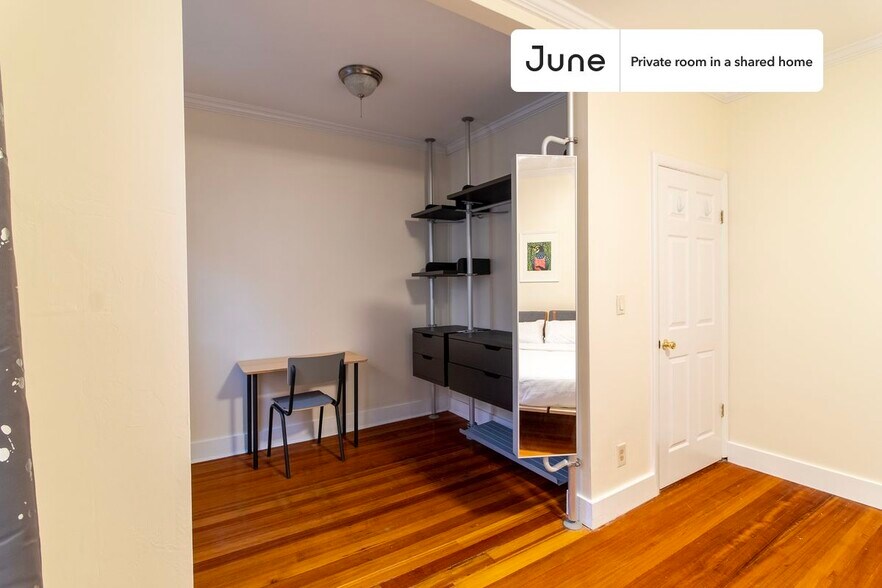 Building Photo - Private bedroom in 5 bed/2 bath Home