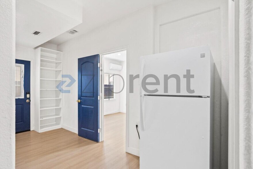 Building Photo - Unit A