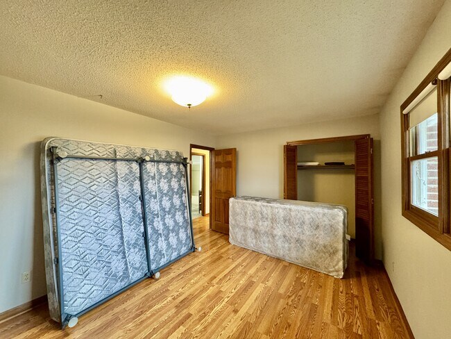 Building Photo - 702 W 6th Ave