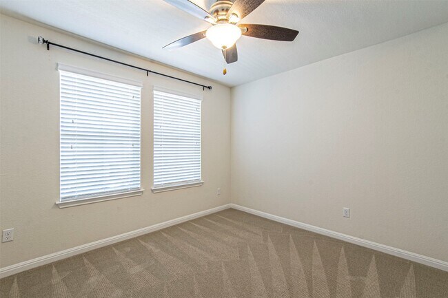 Building Photo - 133 Buckthorn Dr