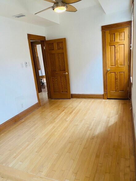 1st bedroom 15' x 8.6' - 2014 W Fletcher St