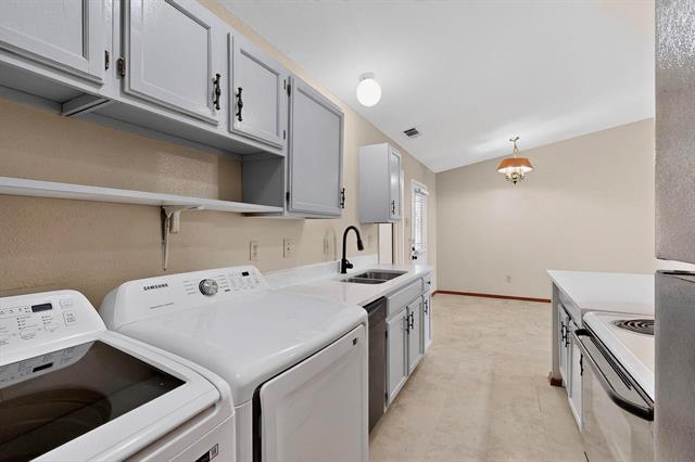 Building Photo - 1425 Brazos Dr