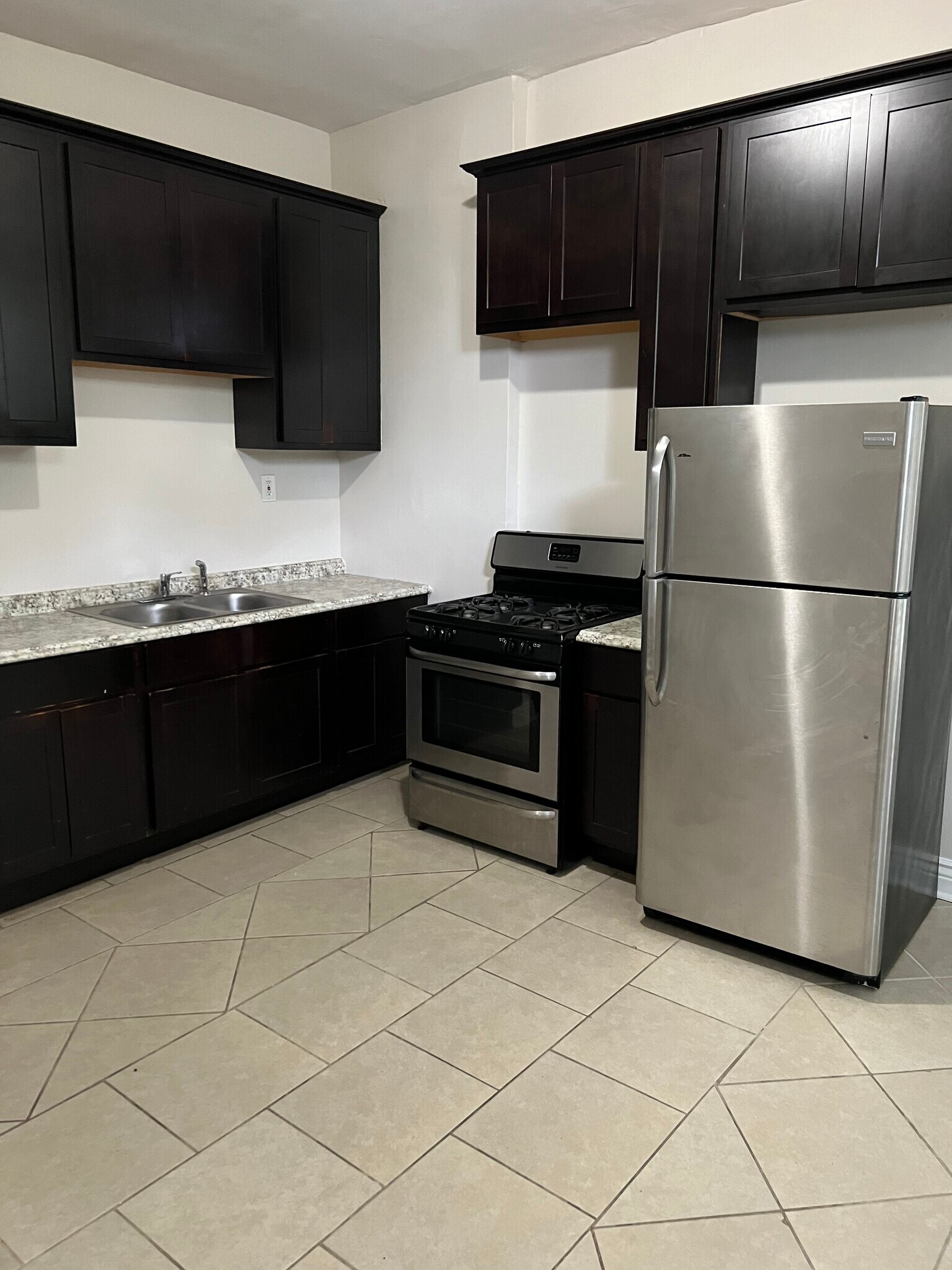 Stainless Steel Appliances - 5823 S Wabash Ave Floor 3