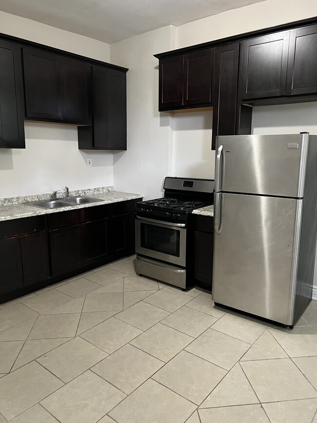 Stainless Steel Appliances - 5823 S Wabash Ave Floor 3