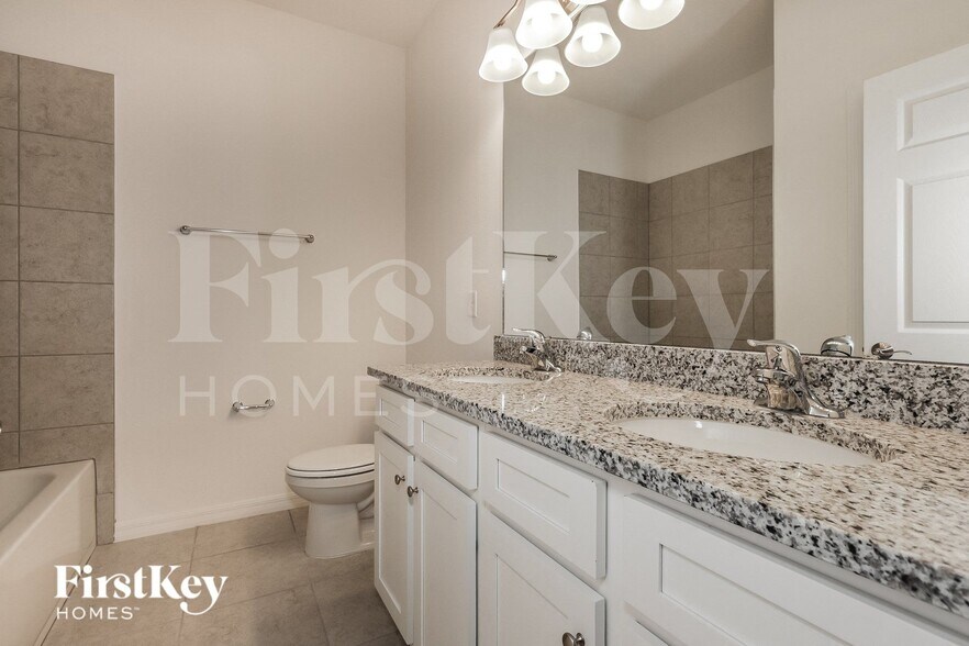 Building Photo - 422 Reina Wy