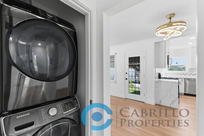 Building Photo - 2215 Marigold Pl