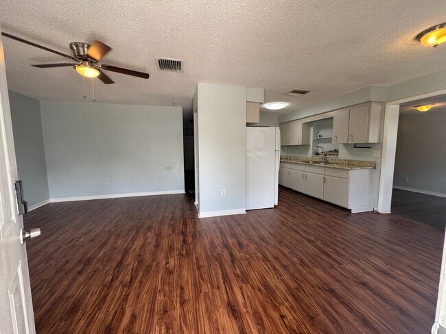 Building Photo - Charming Three Bedroom One Bathroom House ...